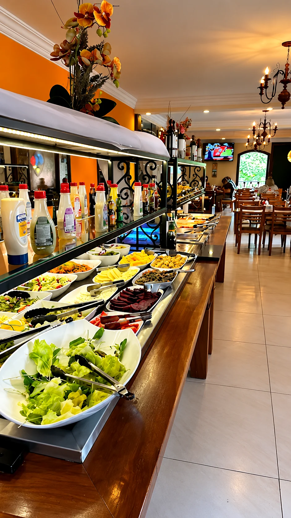 Buffet com saladas e pratos da Casa Bramantes